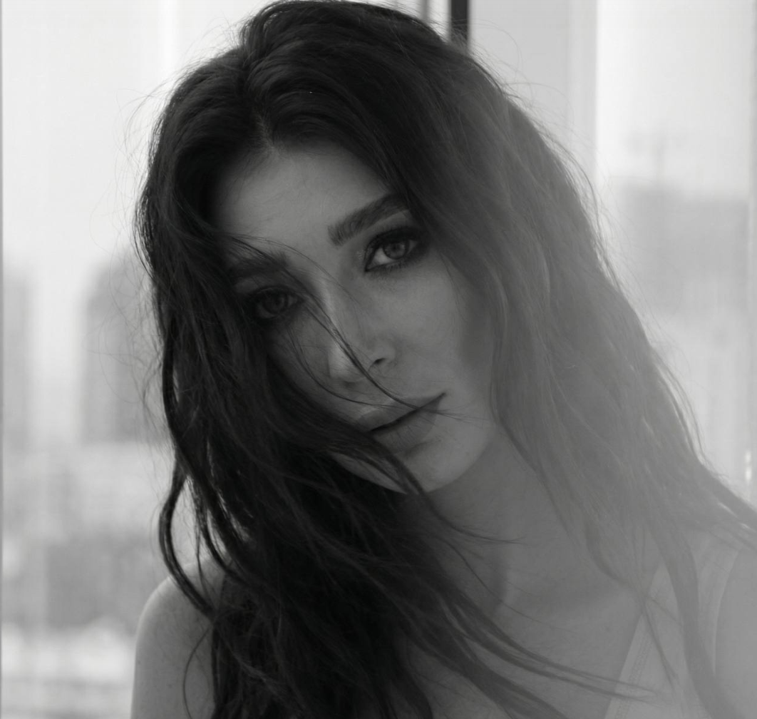 Співачка родом з Донецька Оля Ракіцька випустила ностальгічну пісню «ДІМ»