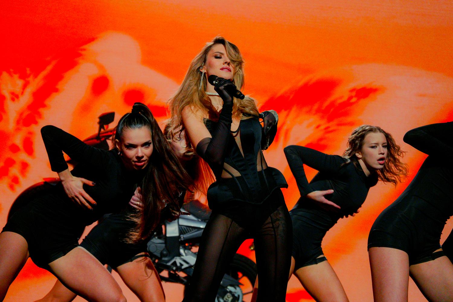 «Байк, спецефекти і драйв у Палаці спорту: LADA запалила сцену MUZVAR Awards»